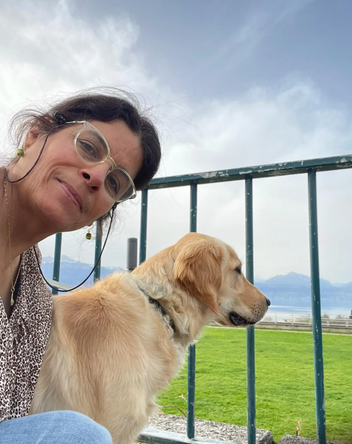 Sandra et un chien au bord du lac Léman