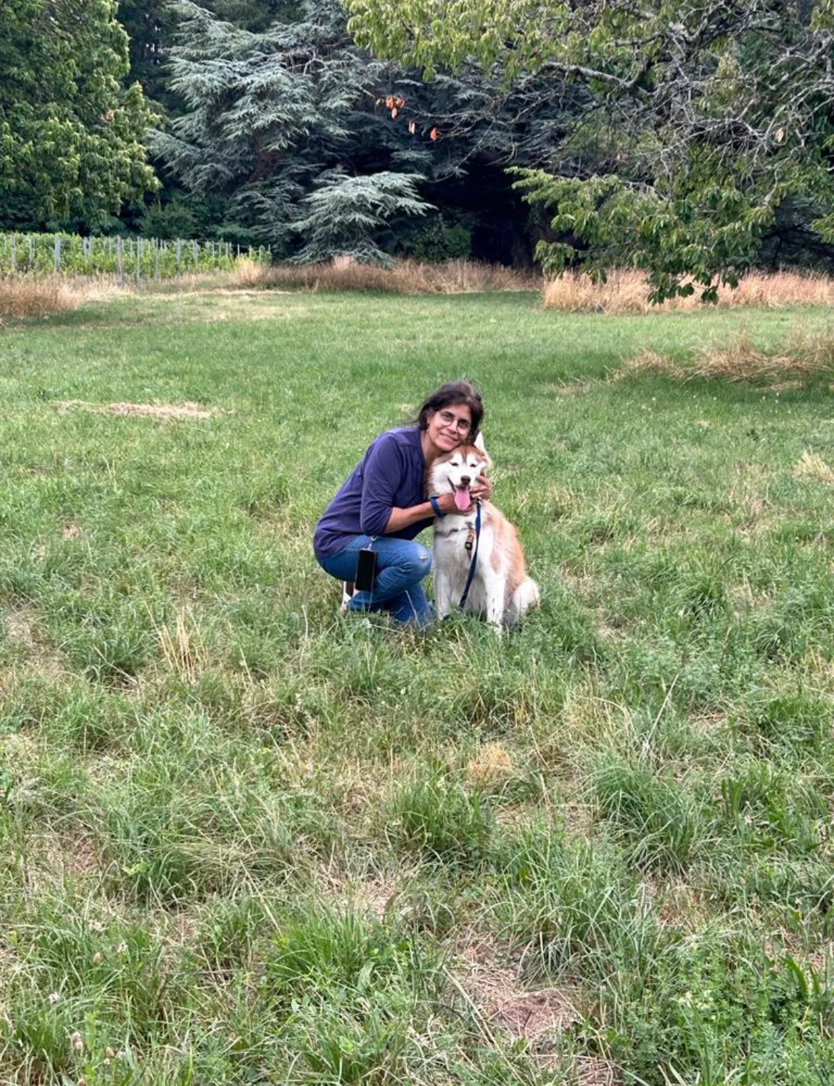 Sandra et un chien dans l'herbe