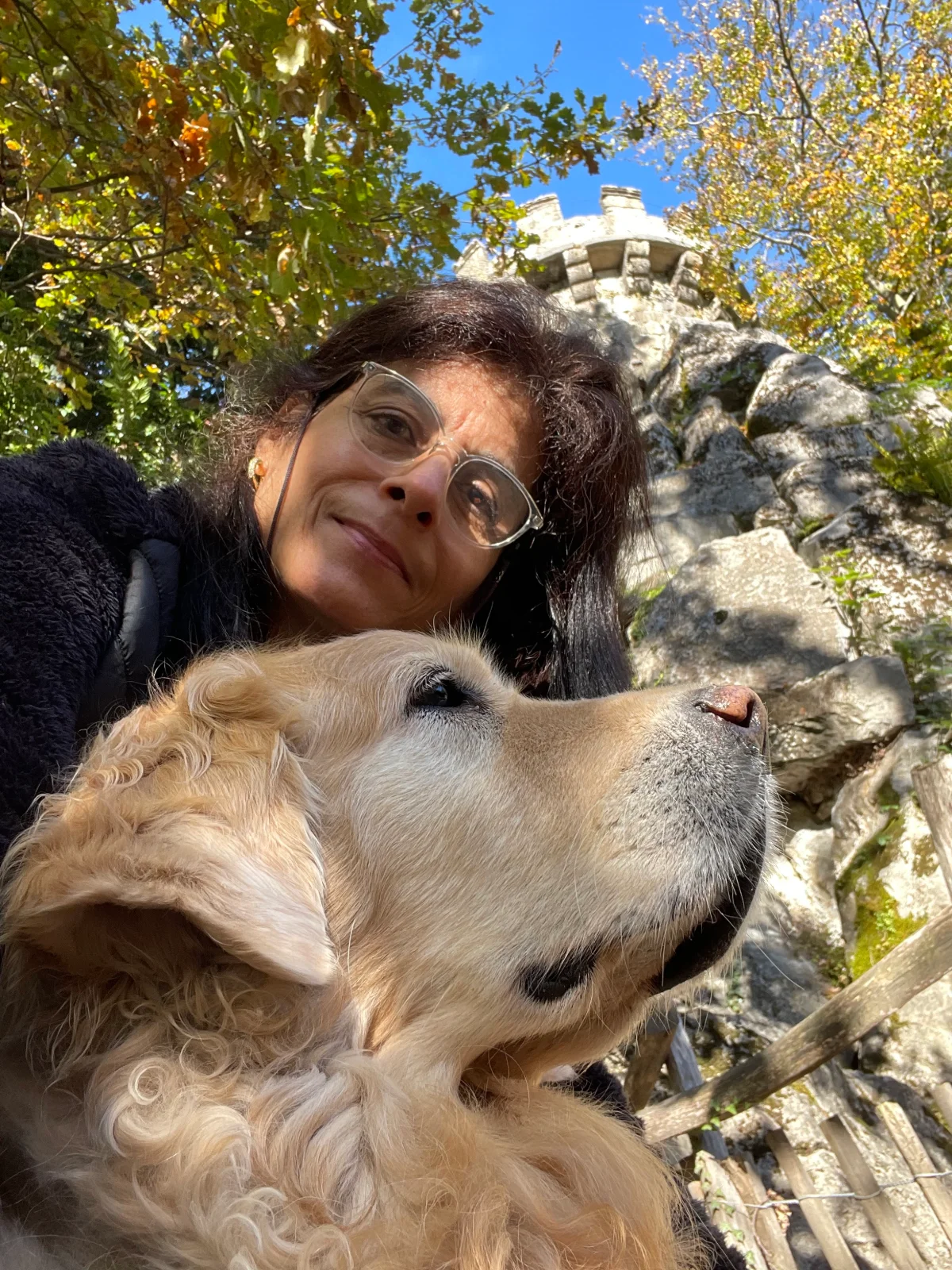 Sandra et un chien devant un château