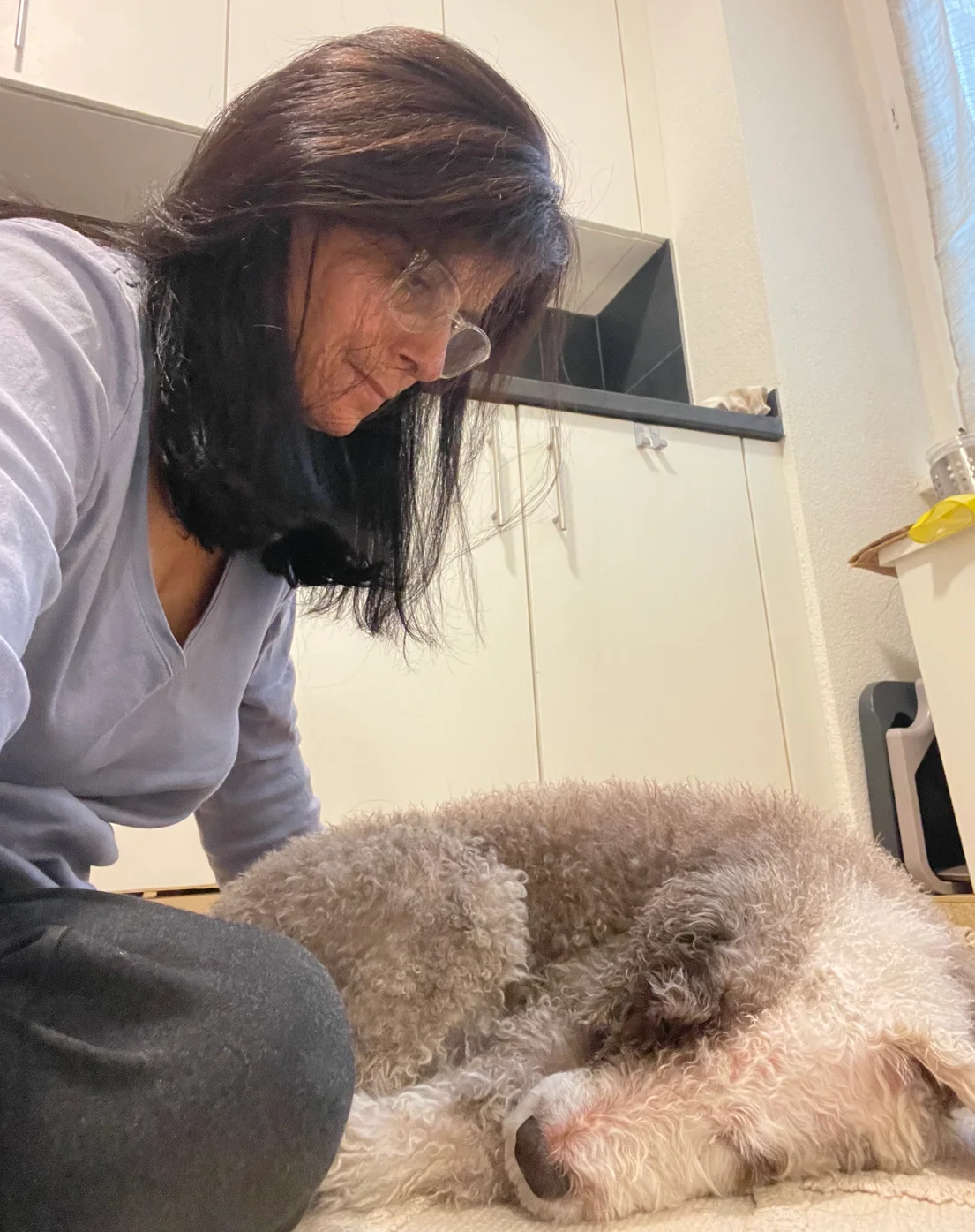Sandra et un petit chien à la maison
